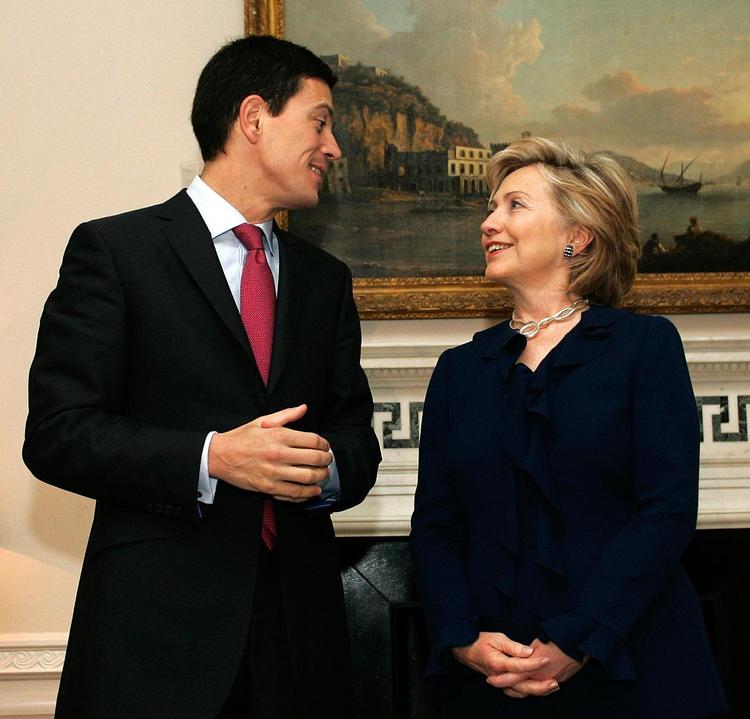 Attraktiv. Hilary Clinton kalder sin britiske kollega  kraftfuld, attraktiv - og så ung... Billedet er taget, da de to udenrigsministre mødtes i  London i oktober. 