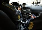 Skræmmende. Politiets uniformer kan virke skræmmende på psykisk syge, der skal tvangsindlægges. Men betjentene får langt fra altid skiftet til civil ved den slags opgaver. 