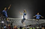 kvalificeret. Uruguays spillere hænger i overliggeren efter kampen mod Costa Rica, som endte 1-1 og betød VM-slutrundedeltagelse for Uruguay efter to playoff-kampe. 