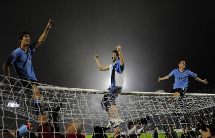 kvalificeret. Uruguays spillere hænger i overliggeren efter kampen mod Costa Rica, som endte 1-1 og betød VM-slutrundedeltagelse for Uruguay efter to playoff-kampe. 