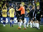 Arek Onyszko krammer eksotisk mand. Bemærk de flotte guldsko. 