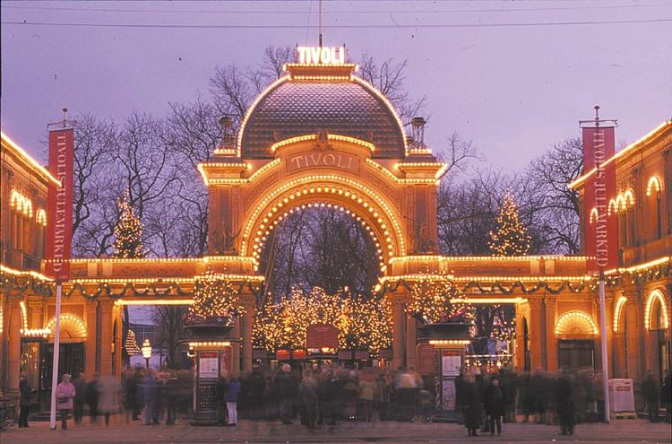 I år er der ekstra mange tændte lys i Tivoli op til jul. For eksempel oplyses H. C. Andersen Slottet med hele 50.000 lyspærer. Overfor åbner klimabyen Hopenhagen 7. december på Rådhuspladsen. 