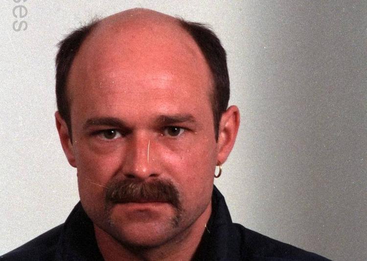 Den efterlyste John Knudsen er 172 cm høj, almindelig af bygning, skaldet med kort hår over ørerne og i nakken, brune øjne og bærer formentlig ørering i venstre øre. 