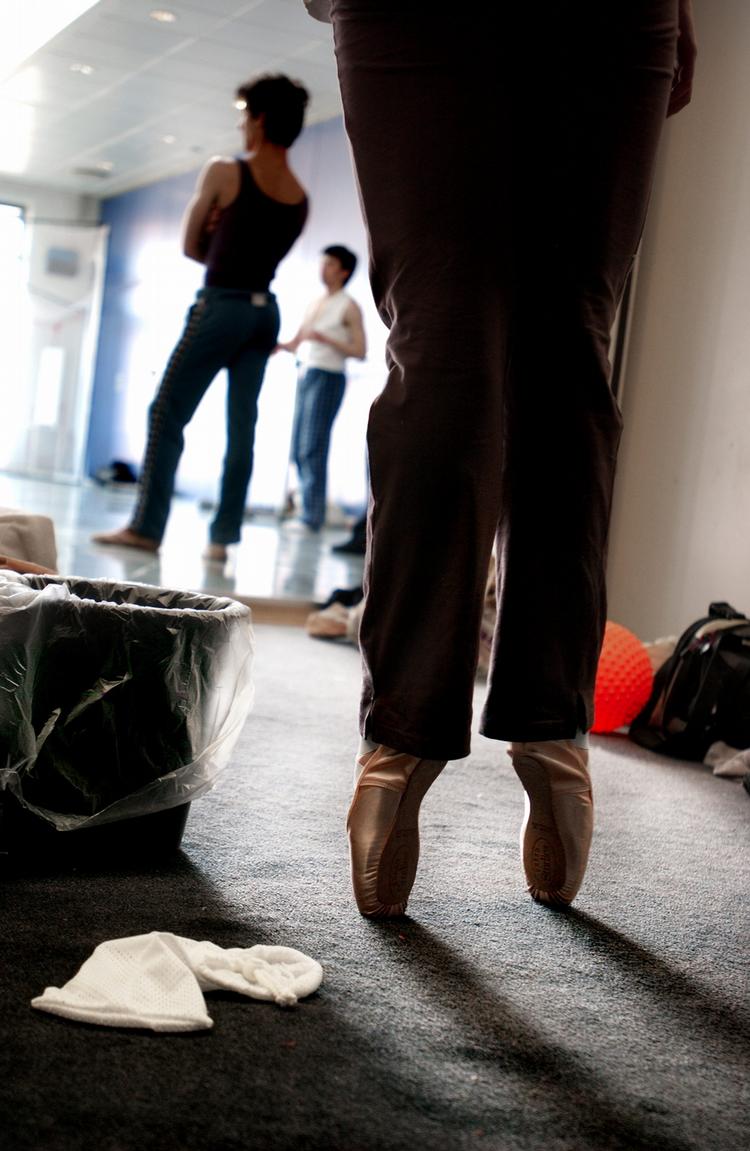En danser fra Schaufuss' balletkorps på tåspidserne. 