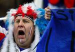 uværdigt. Denne franske fan tiljublede de franske spillere på stadion, men efter kampen mellem Irland og Frankrig har franskmændene vendt sig mod holdet. 