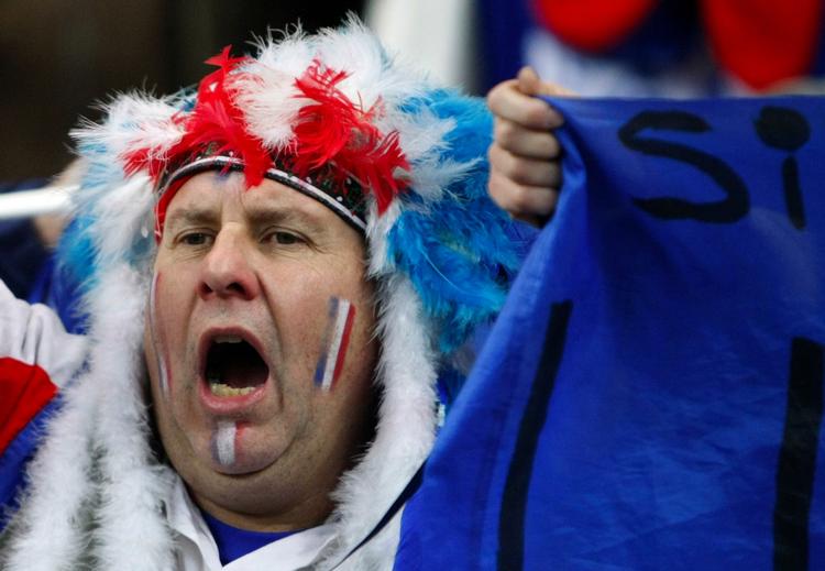 uværdigt. Denne franske fan tiljublede de franske spillere på stadion, men efter kampen mellem Irland og Frankrig har franskmændene vendt sig mod holdet. 