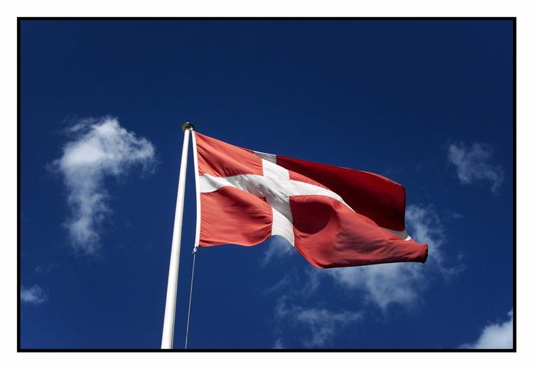 Dannebrog. Dansk Folkeparti har fået penge til en markering af det sted i Letland, hvor flaget faldt ned fra himlen. 