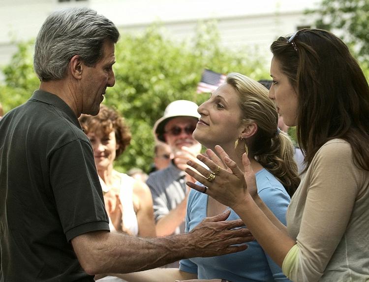 Foto fra 2004 med præsidentkandidaten John Kerry (tv) og datteren Alexandra (th). 