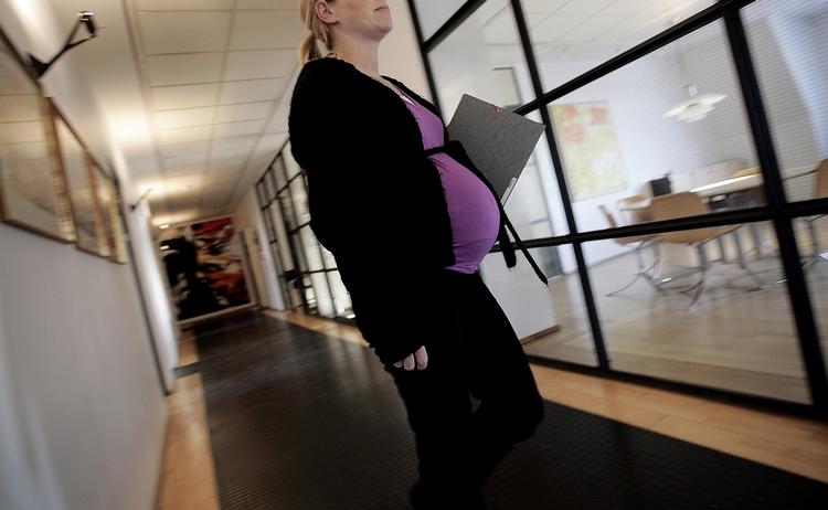 Protester. Mange barnløse må gennem kunstig befrugtning for at blive gravide. Men EU kræver flere sygdomstest af parrene, og det har skabt vrede. (arkivfoto) 