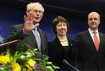 Trio. Herman Van Rompuy og Catherine Ashton blev præsenteret af EU-formand Fredrik Reinfeldt (t.h.), der også er svensk statsminister 