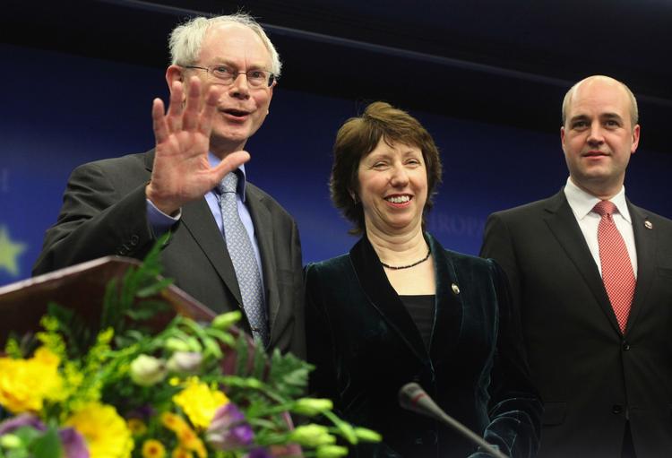 Trio. Herman Van Rompuy og Catherine Ashton blev præsenteret af EU-formand Fredrik Reinfeldt (t.h.), der også er svensk statsminister 