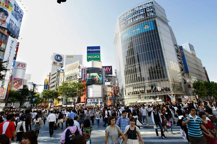 Forbrug. Japanerne er kendt for deres appetit på luksus. Landet svælger i butikker med dyre modevarer. Mange flere end i USA. Mens italienske Prada f.eks. har 15 butikker i USA, er tallet 35 i Japan. 