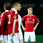 Simon Kjær poserer i landsholdets nye VM-trøje. 