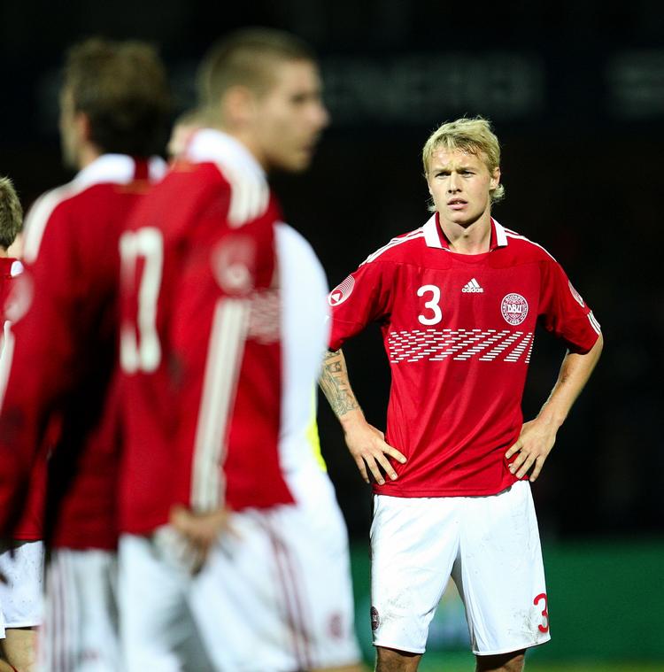 Simon Kjær poserer i landsholdets nye VM-trøje. 