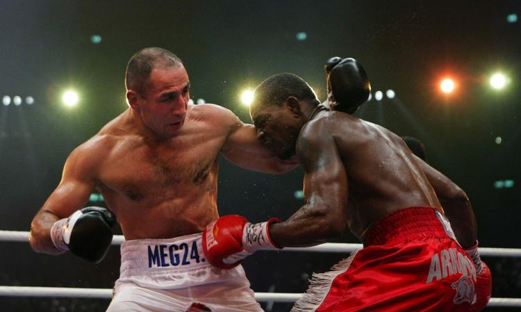 klar. Arthur Abraham og Jermain Taylor udveksler slag i den første Super Six-kamp. Arkivfoto. 