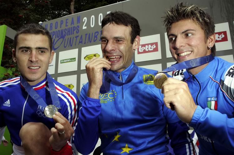 bid. Jean-Christophe Peraud (midt) fejrer sin guldmedalje ved EM i mountainbike i 2005 i Belgien. Arkivfoto. 