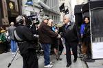 Arbejdsmetode.  Michael Moore under optagelserne af sin seneste film, hvor han er i gang med at afkræve forklaringer fra folk, der arbejder på Wall Street i New York. Foto: AP 