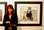 Fokus. Helena Christensen ses her med et af sine billeder på Proud Gallery. 