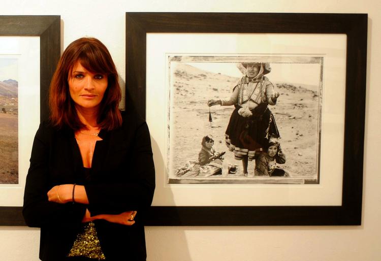 Fokus. Helena Christensen ses her med et af sine billeder på Proud Gallery. 