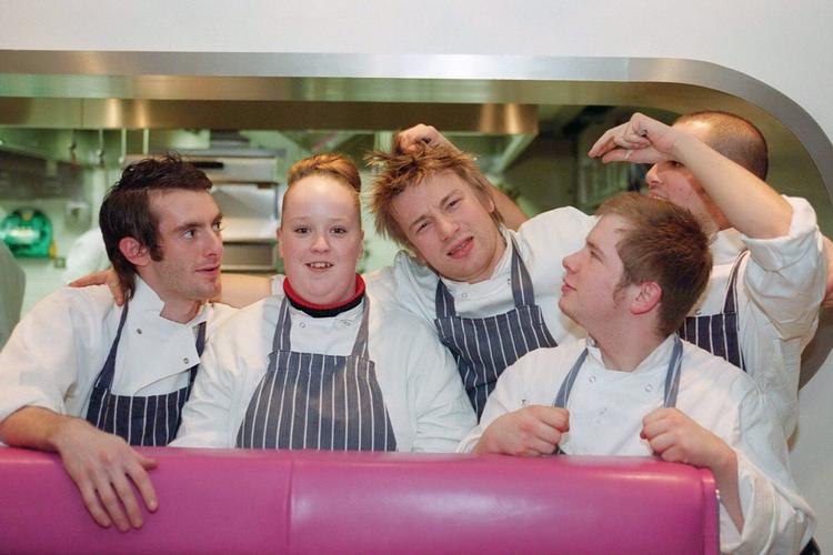 I sin restaurantkæde  Fifteen har Jamie Oliver givet unge med en belastet baggrund en ny  chance som kokke, og endda dygtige af slagsen. Foto: Eurofoto 
