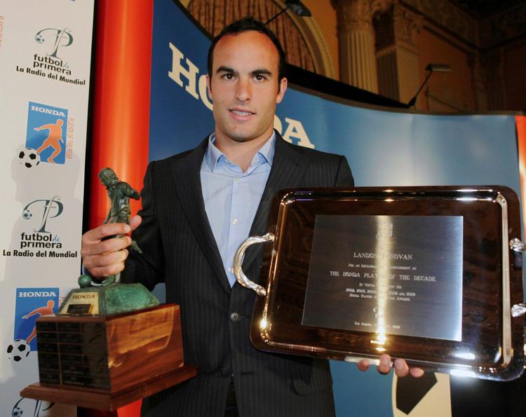 hædret. Los Angeles Galaxys Landon Donovan modtager prisen som årets spiller ved en pressekonference i Los Angeles. 