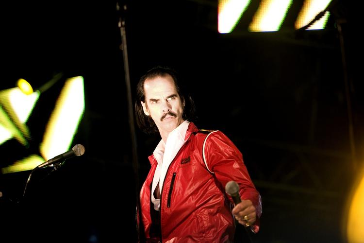 Nick Cave kan synge et stadion op, men som forfatter har hans beskrivelser af seksualakten visse mangler, mener Literary Review. Her ses Nick Cave på Roskilde Festivalen sidste år. 