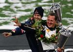 plan. Michael Schumacher (th.) skal ifølge rapporter i britiske medier holde Mercedes-sædet varmt for Sebastian Vettel (tv.). 