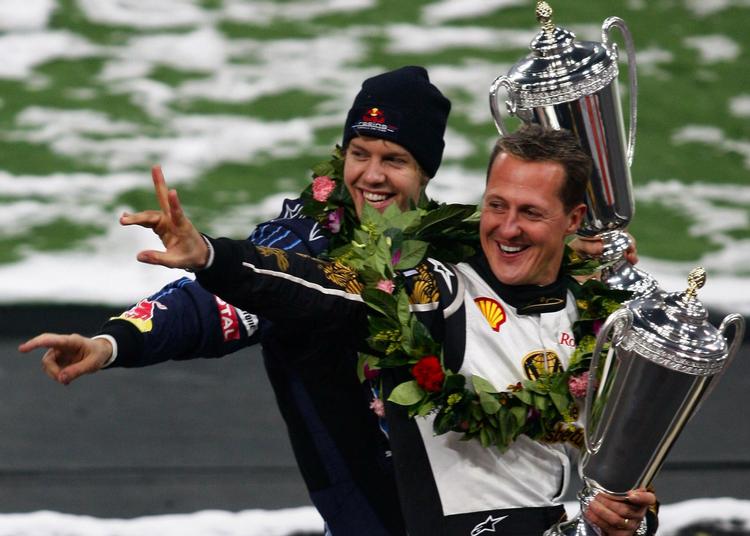 plan. Michael Schumacher (th.) skal ifølge rapporter i britiske medier holde Mercedes-sædet varmt for Sebastian Vettel (tv.). 
