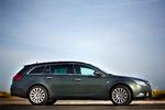 Stor udenpå. Opel Insignia Sports Tourer er lang og lav, men ikke alt for rummelig på bagsædet. Her får den klø af flere konkurrenter. Foto: Thea Grav Rosenberg 