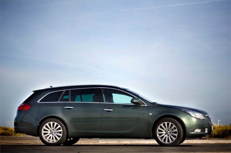 Stor udenpå. Opel Insignia Sports Tourer er lang og lav, men ikke alt for rummelig på bagsædet. Her får den klø af flere konkurrenter. Foto: Thea Grav Rosenberg 