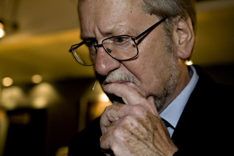Denmarks Foreign Minister Per Stig Møller: "the regime is losing its legitimacy". 