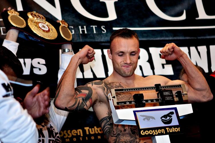 Selvtillid. Mikkel Kessler klarer indvejningen, hvor der selvfølgelig var plads til at vise sin styrke. 