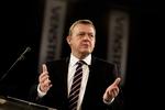 Talen. Lars Løkke Rasmussen på taler stolen i Odense, hvor han brød sin forgænger, Anders Fogh Rasmussens stil, og beholdt jakken på, ligesom han talte efter manuskript på sin teleprompter. 