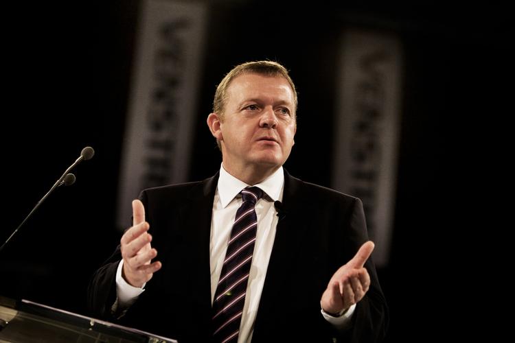 Talen. Lars Løkke Rasmussen på taler stolen i Odense, hvor han brød sin forgænger, Anders Fogh Rasmussens stil, og beholdt jakken på, ligesom han talte efter manuskript på sin teleprompter. 