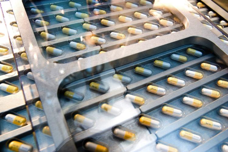 Resistens. Der har været en række eksempler på at folk smittet med H1N1 har udviklet resistens mod lægemidlet Tamiflu. Nu er den resistente variation af virussen blevet overført mellem mennesker. 