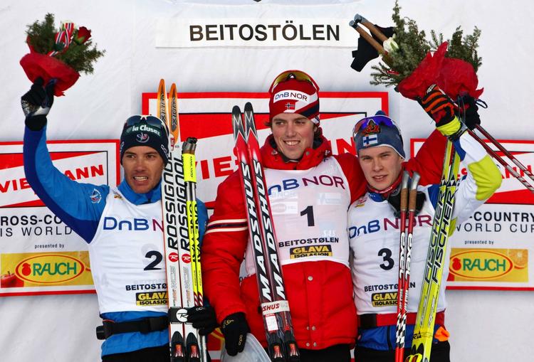 Vinderen af mændenes 15 km fri, nordmanden Ronny Andre Hafsaas, i midten, nr. 2. Vincent Vittoz fra Frankrig, tv., og treer Matti Heikkinen fra Finland, th. 