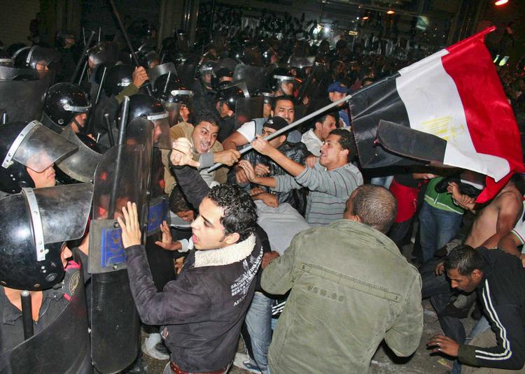 Vrede. Egyptiske fodboldfans støder sammen med politi uden for Algeriets amabssade. 