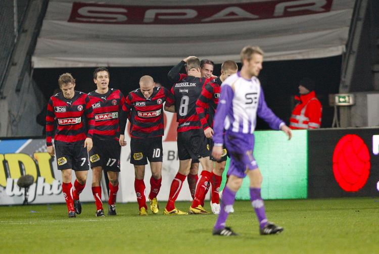 SULTNE. FC Midtjyllands ulve var sultne og åd Esbjerg-spillerne til aftensmad. 