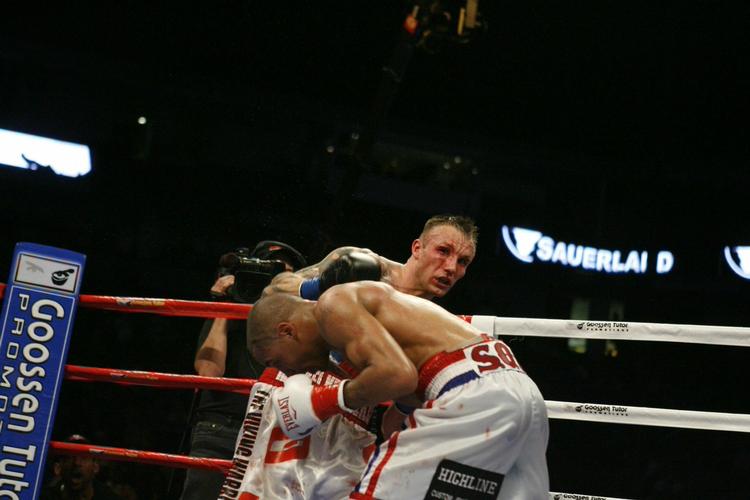 Overmand. Mikkel Kessler var bagud på point, da han blev stoppet på grund af en øjenskade i 11. omgang. 