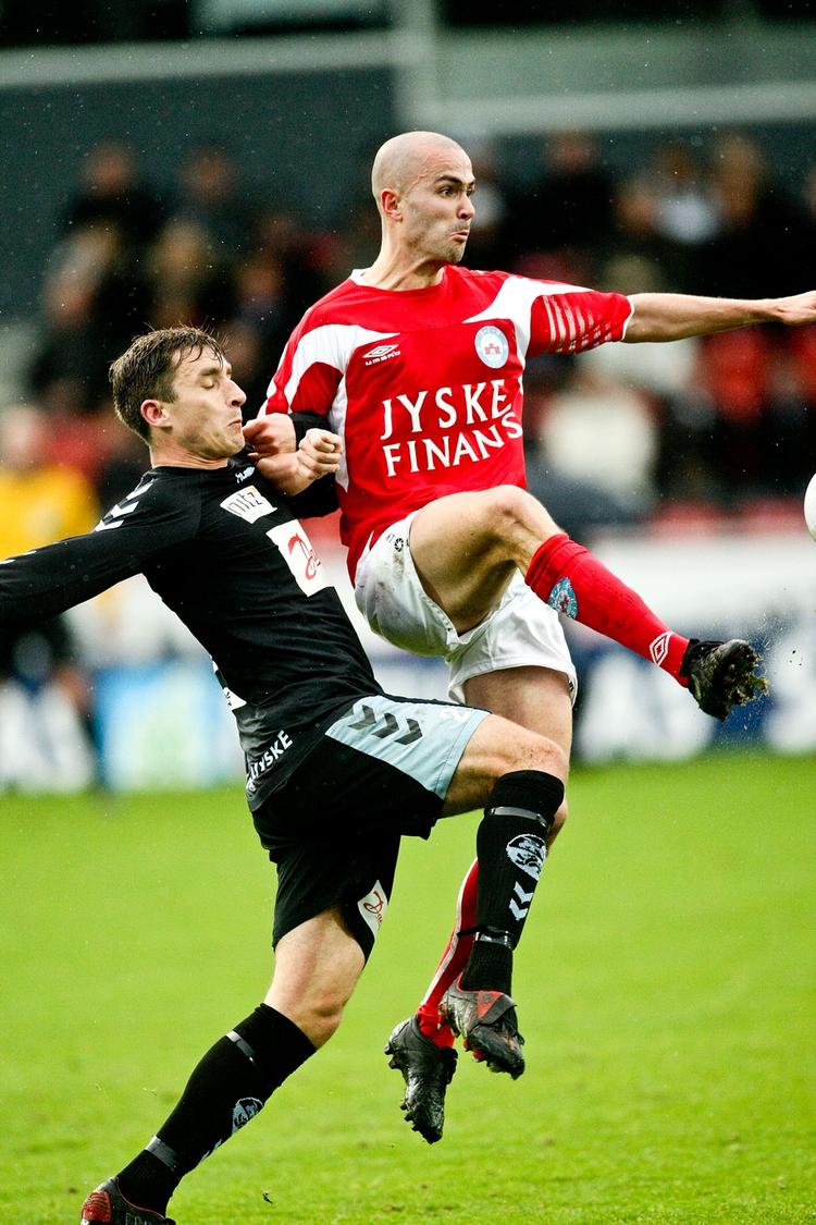 Nedtur. Silkeborgs Rajko Lekic (til højre) var på pletten, men måtte gå fra banen som taber. 
