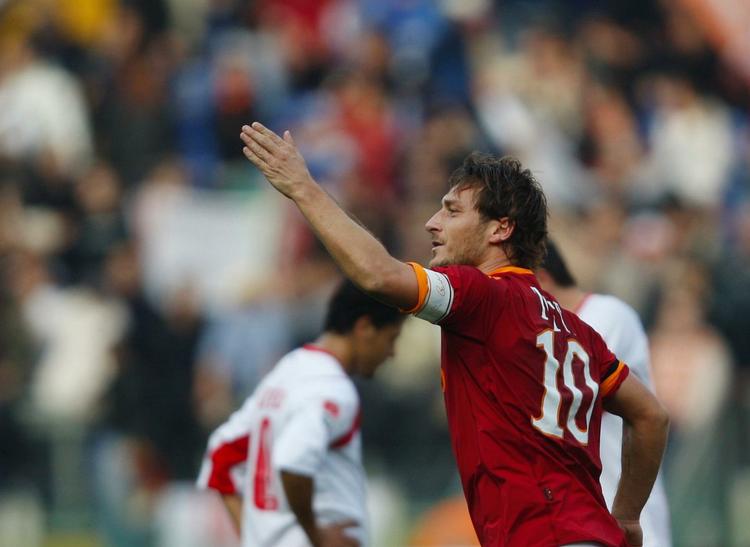 Romerkonge. Totti hilser på folket og modtager hyldesten efter endnu tre mål. Totti har nu scoret 239 gange i 552 kampe for AS Roma. 