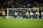 YDMYGELSE. OB's Chris Sørensen afgjorde topkampen mod Brøndby ved at score foran hjemmeholdets fans. 