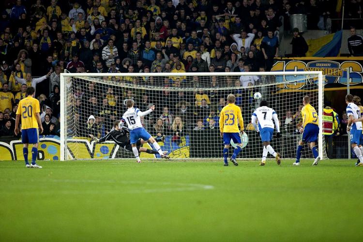 YDMYGELSE. OB's Chris Sørensen afgjorde topkampen mod Brøndby ved at score foran hjemmeholdets fans. 