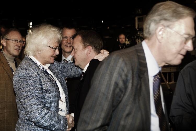 Krammedyr? Lars Løkke Rasmussen får et kram af Ventres afgående landbrugskommisær i EU, Mariann Fischer Boel. 