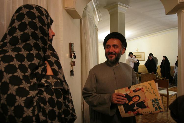 Løsladt. Irans fhv. vicepræsident Mohammad Ali Abtahi møder sin hustru umiddelbart efter sin løsladelse mod kaution. 