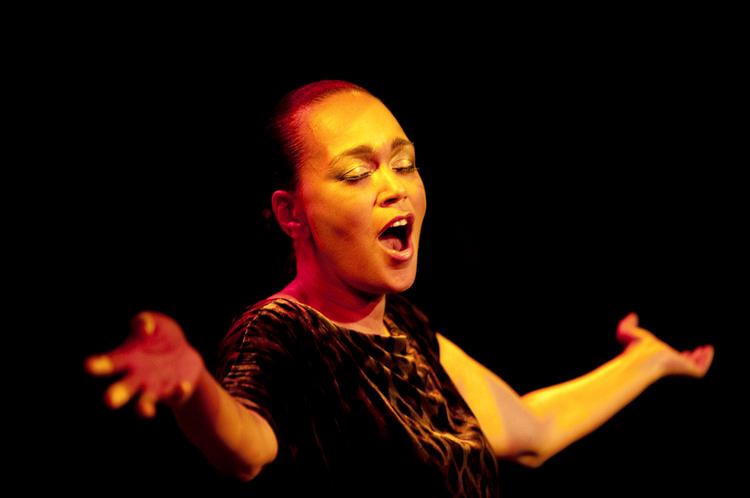 Caroline Henderson har været vidt omkring i sin lange karriere, men har i den grad fundet sig selv og sin stil i de jazzede versioner af sine egne og andres sange.Foto: Per Folkver 