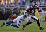 Jerraud Powers fra Indianapolis Colts stopper Baltimore Ravens' Derrick Mason. 