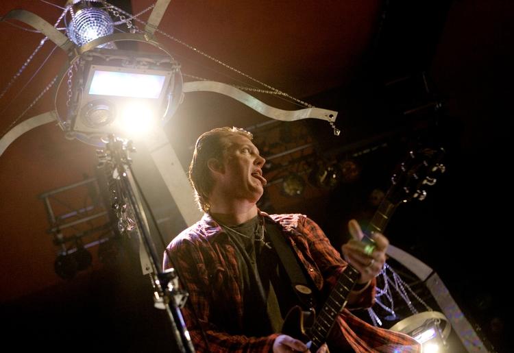 Skal supergruppen Them Crooked Vultures rocke Roskilde 2010? Her ses Josh Homme optræde på festivalen i 2007. 