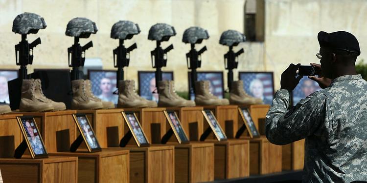 Mindesmærke. Sergent Ken Thomas fotografer den opstilling, der mindes de 13 dræbte på Fort Hood. Den mistænkte i skyderiet er nu blevet lam på grund af de skudsår, han fik. 