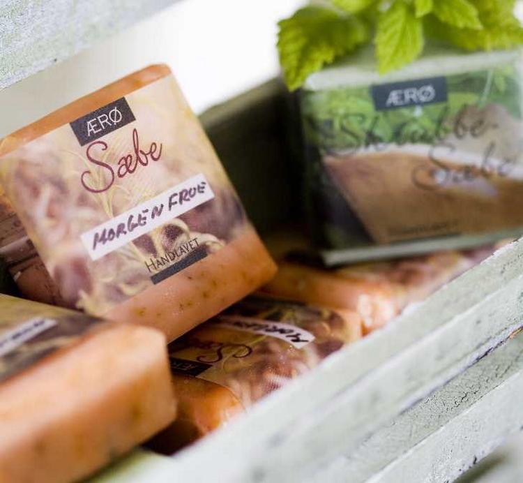 Navnestrid. Firmaet Sæberiet, der laver sæbe, salt og te, har registreret navnet 'Ærø Specialiteter' - og det falder fødevaregiganten Nestlé for brystet. 